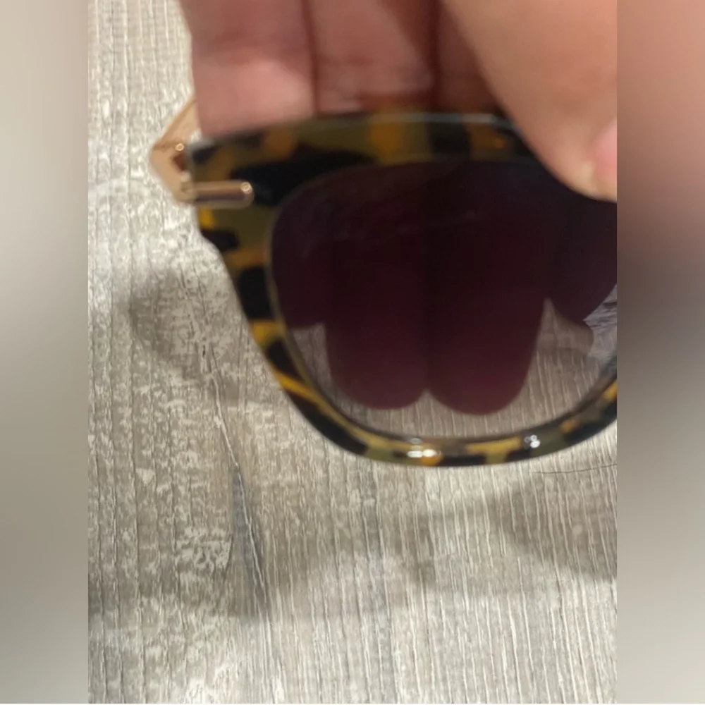 Vince Camuto Cat eye Leopard Print Sunglasses - Like New - Picture 3 of 6